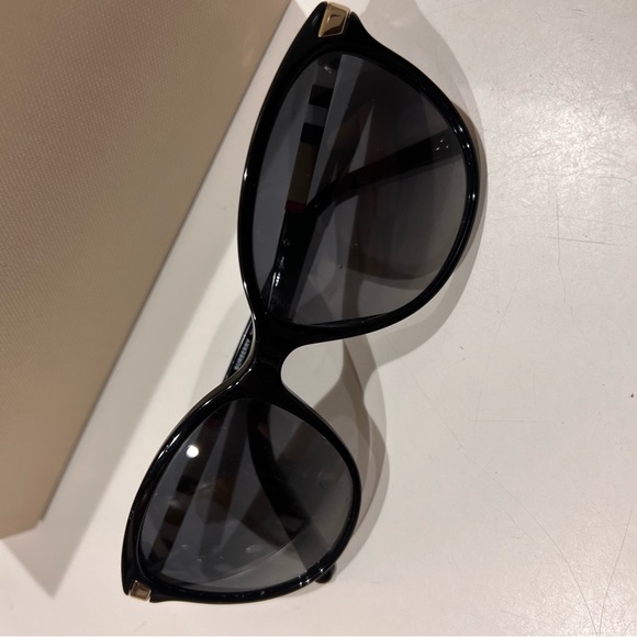 AUTHENTIC BURBERRY SUNNIES - Picture 4 of 8